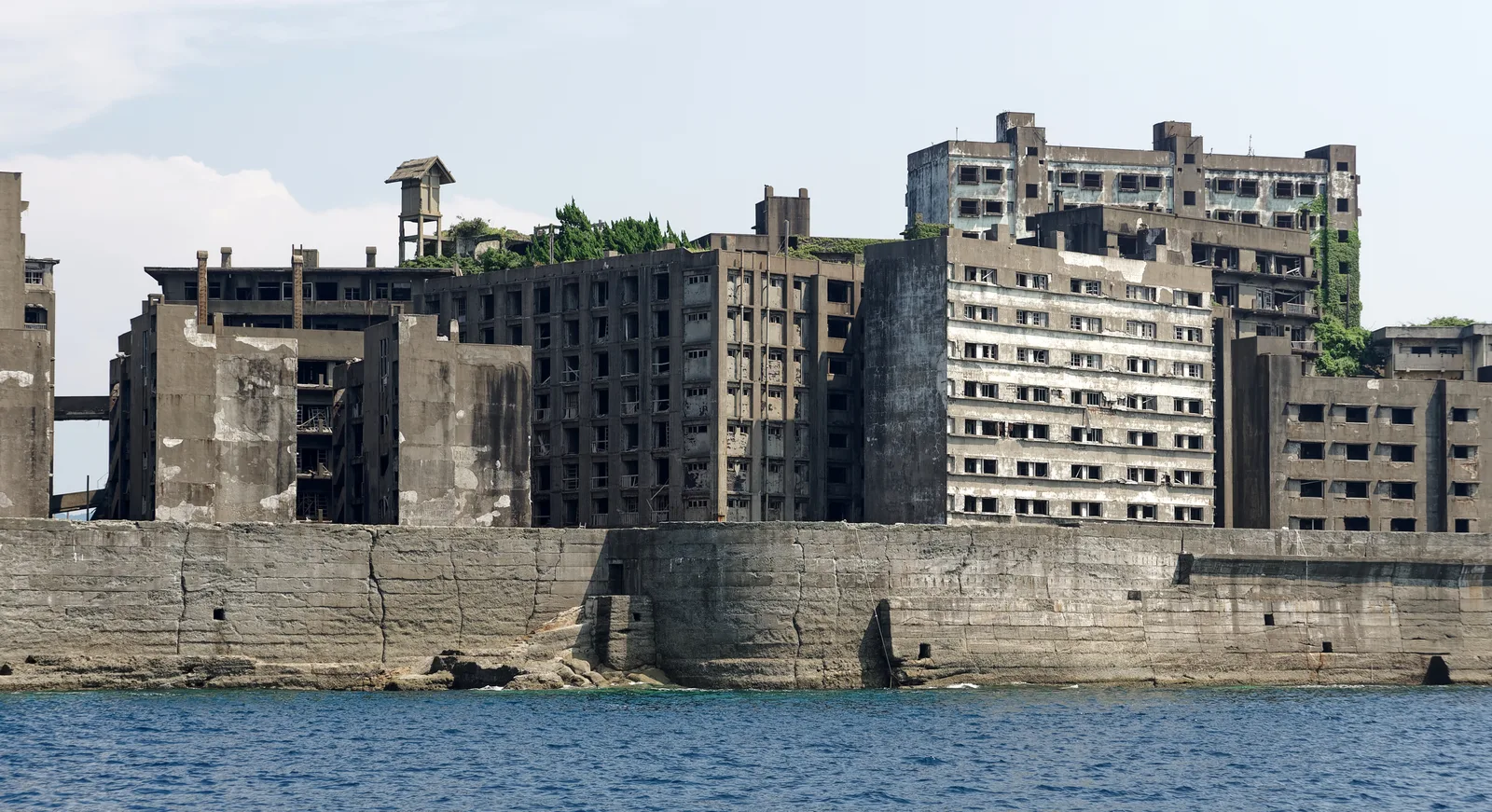 海上から見た端島（軍艦島）の建築群